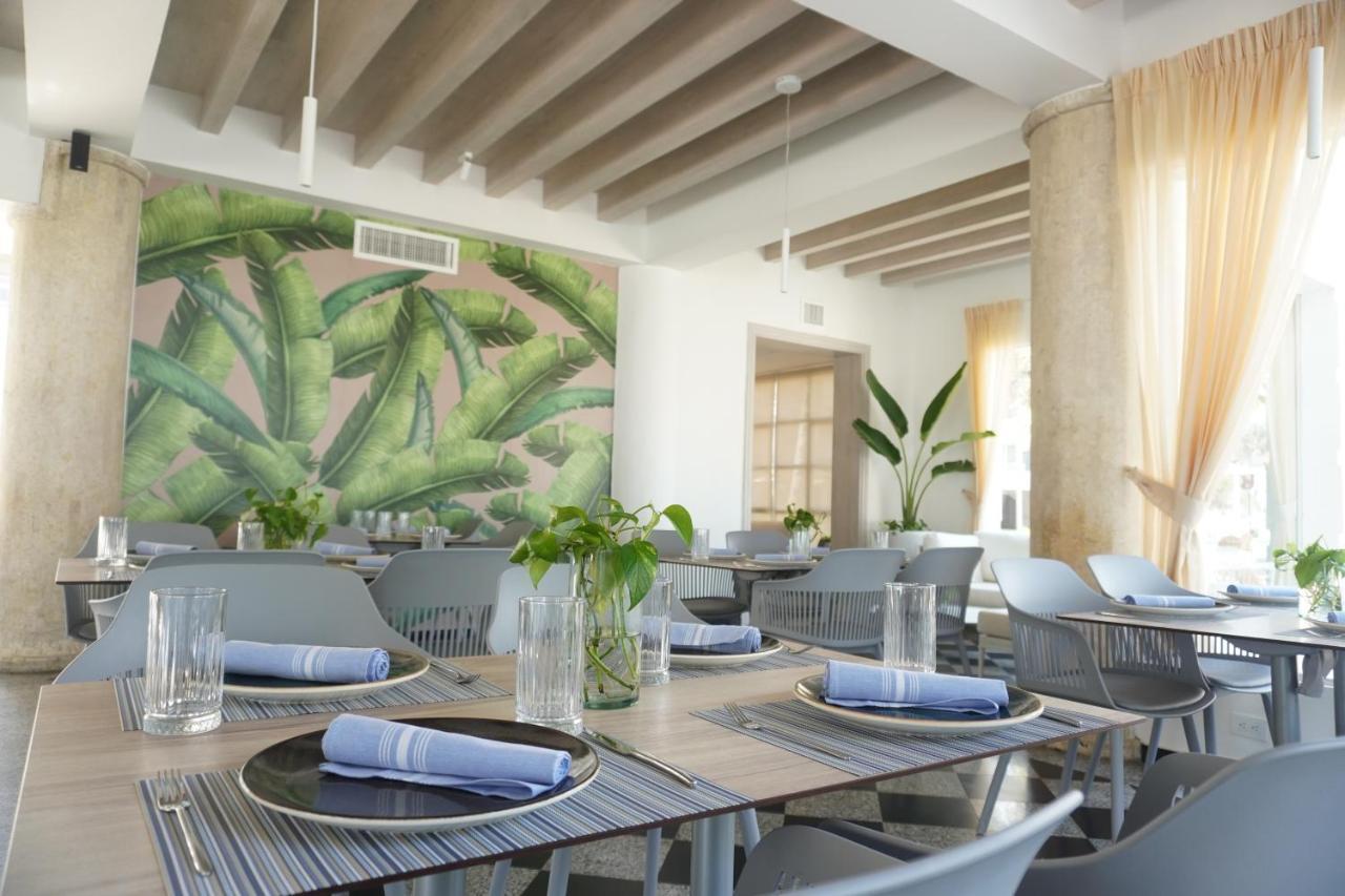 Hotel Las Americas Casa De Playa Cartagena Екстер'єр фото Interior of the restaurant