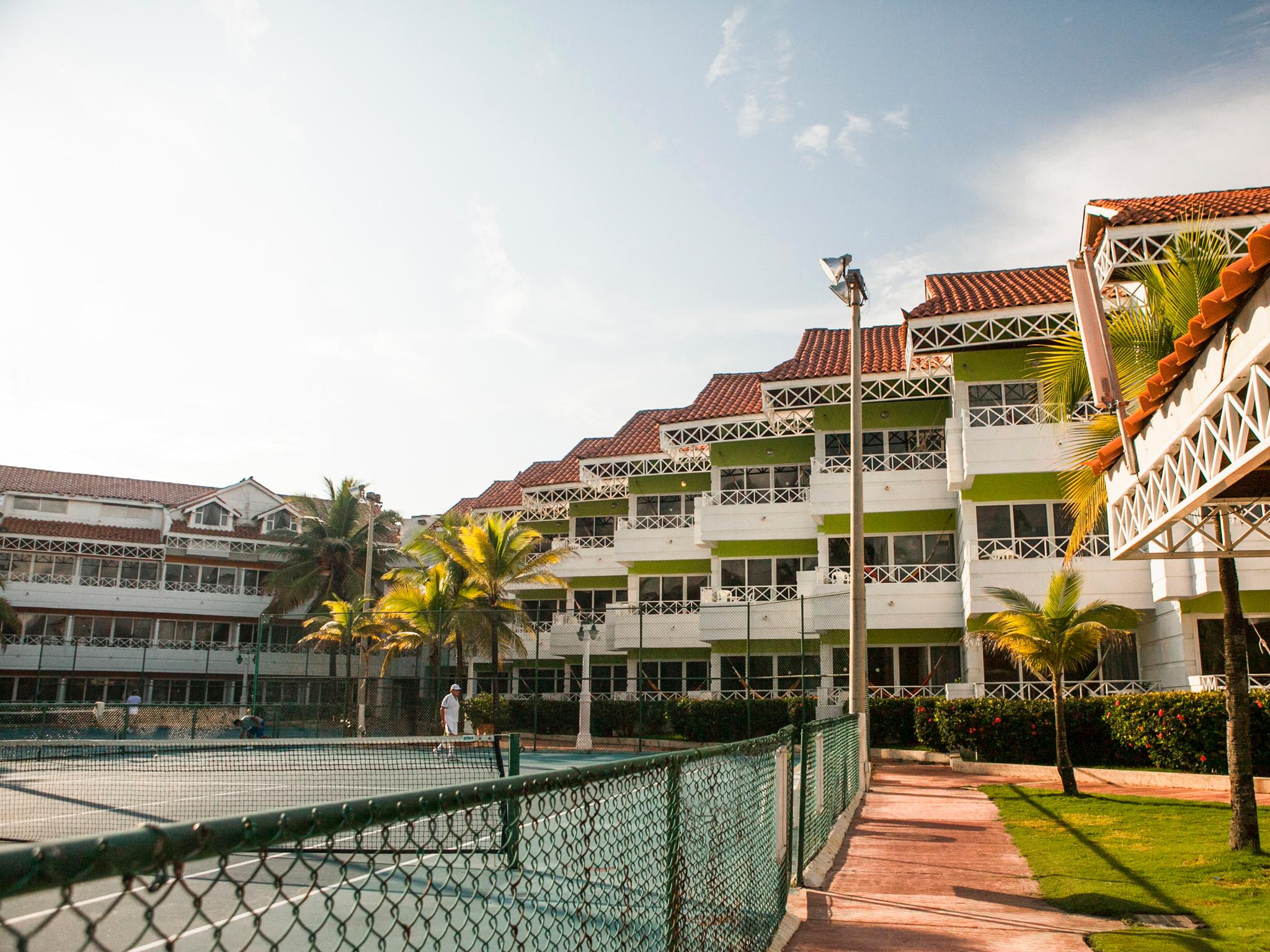Hotel Las Americas Casa De Playa Cartagena Екстер'єр фото The school's main building