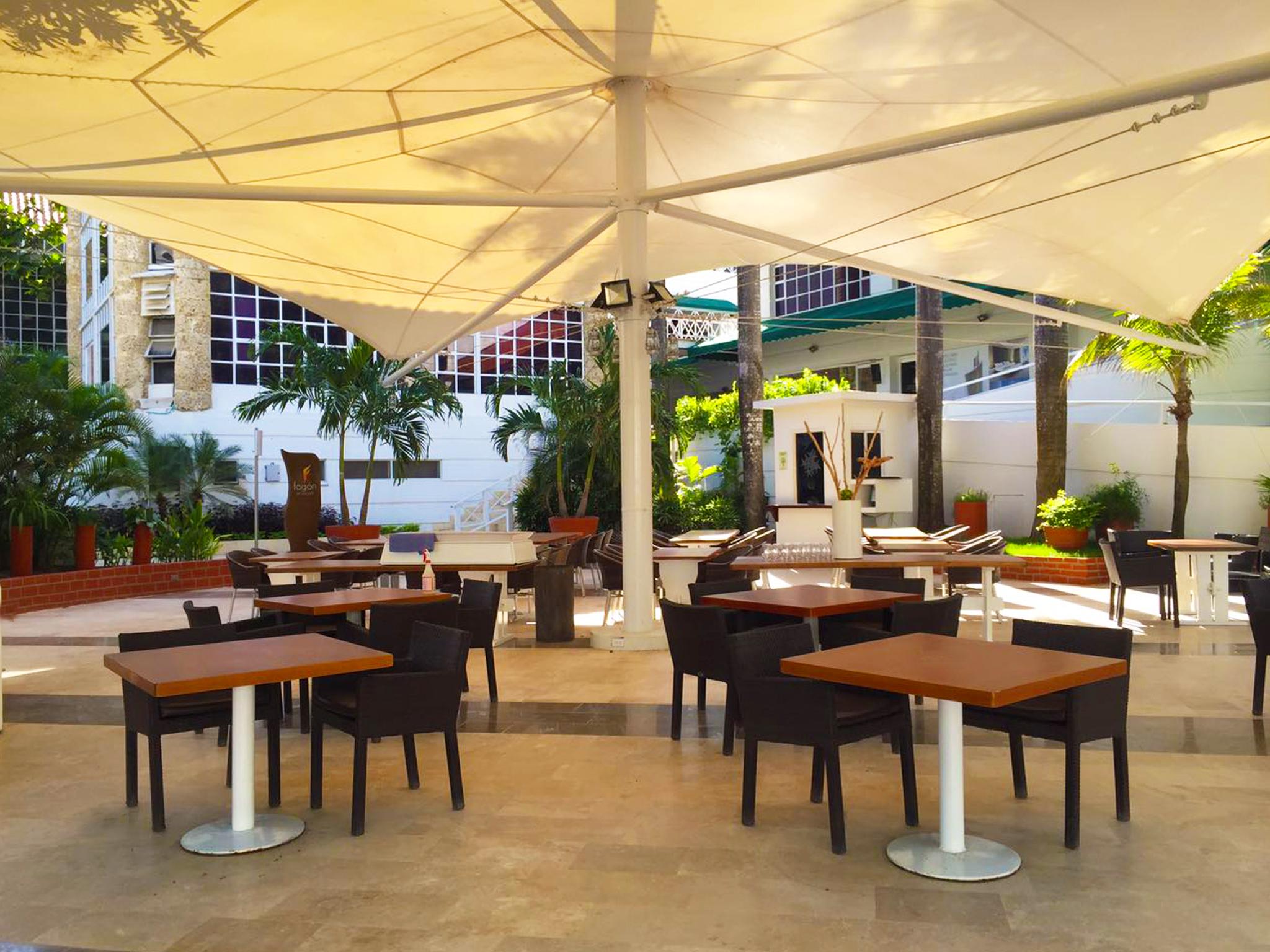 Hotel Las Americas Casa De Playa Cartagena Екстер'єр фото The patio at the hotel