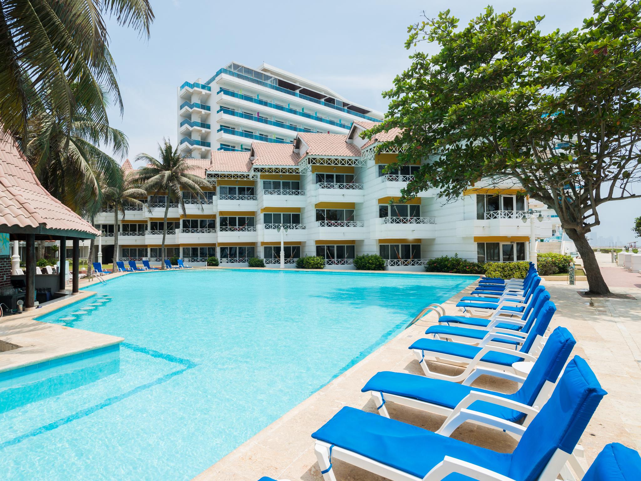 Hotel Las Americas Casa De Playa Cartagena Екстер'єр фото The pool at the hotel