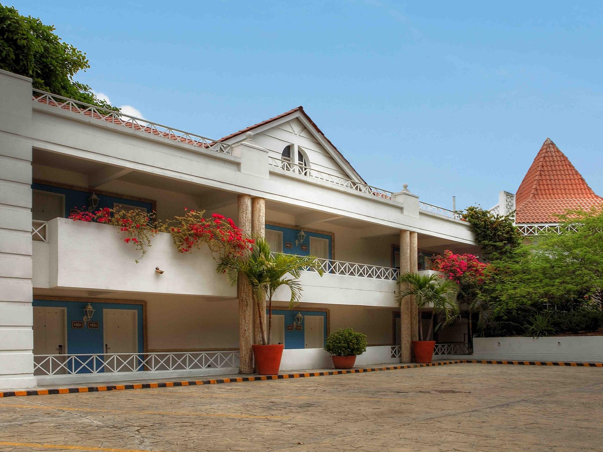 Hotel Las Americas Casa De Playa Cartagena Екстер'єр фото The school's main building