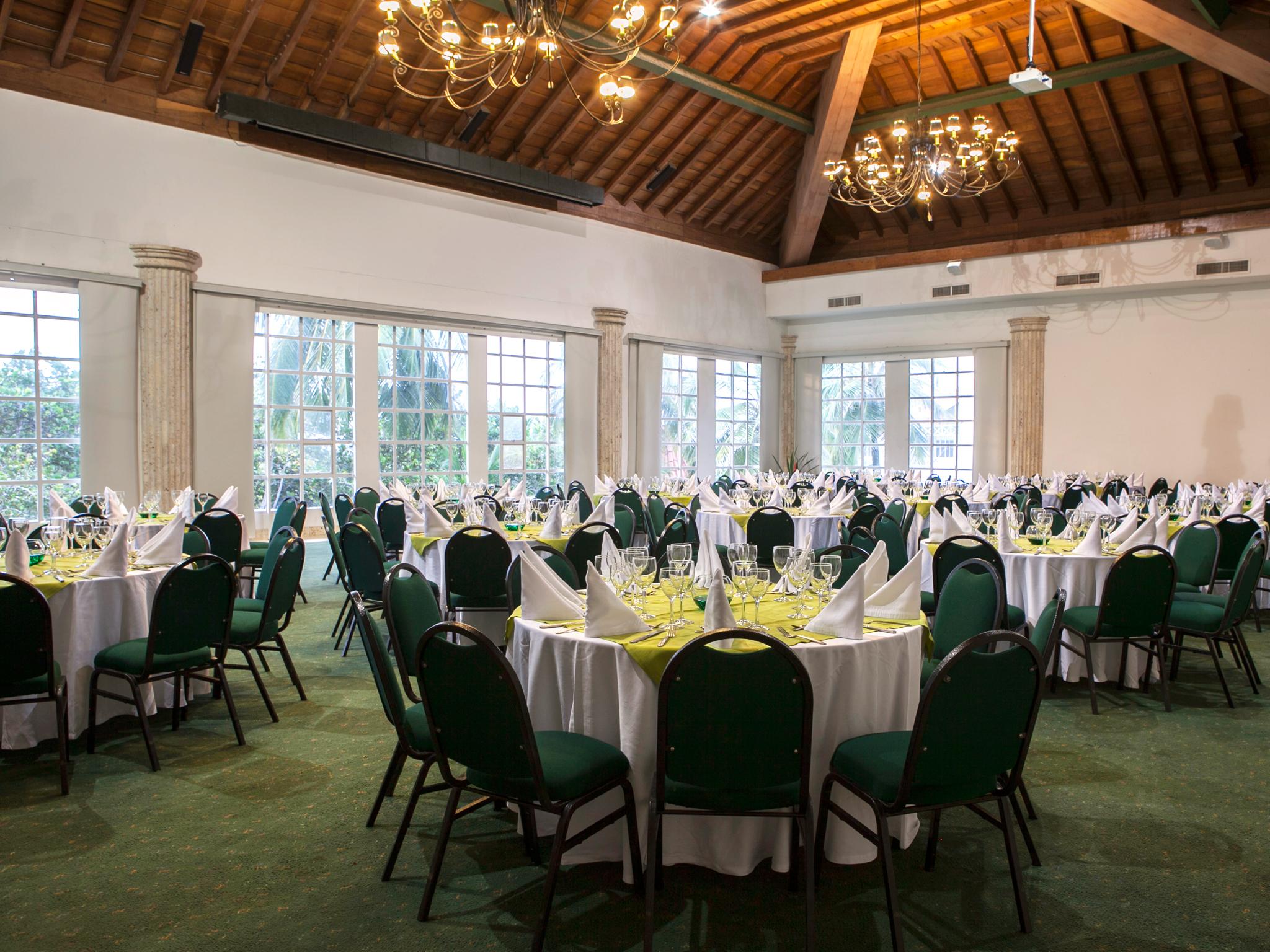 Hotel Las Americas Casa De Playa Cartagena Екстер'єр фото The interior of the clubhouse