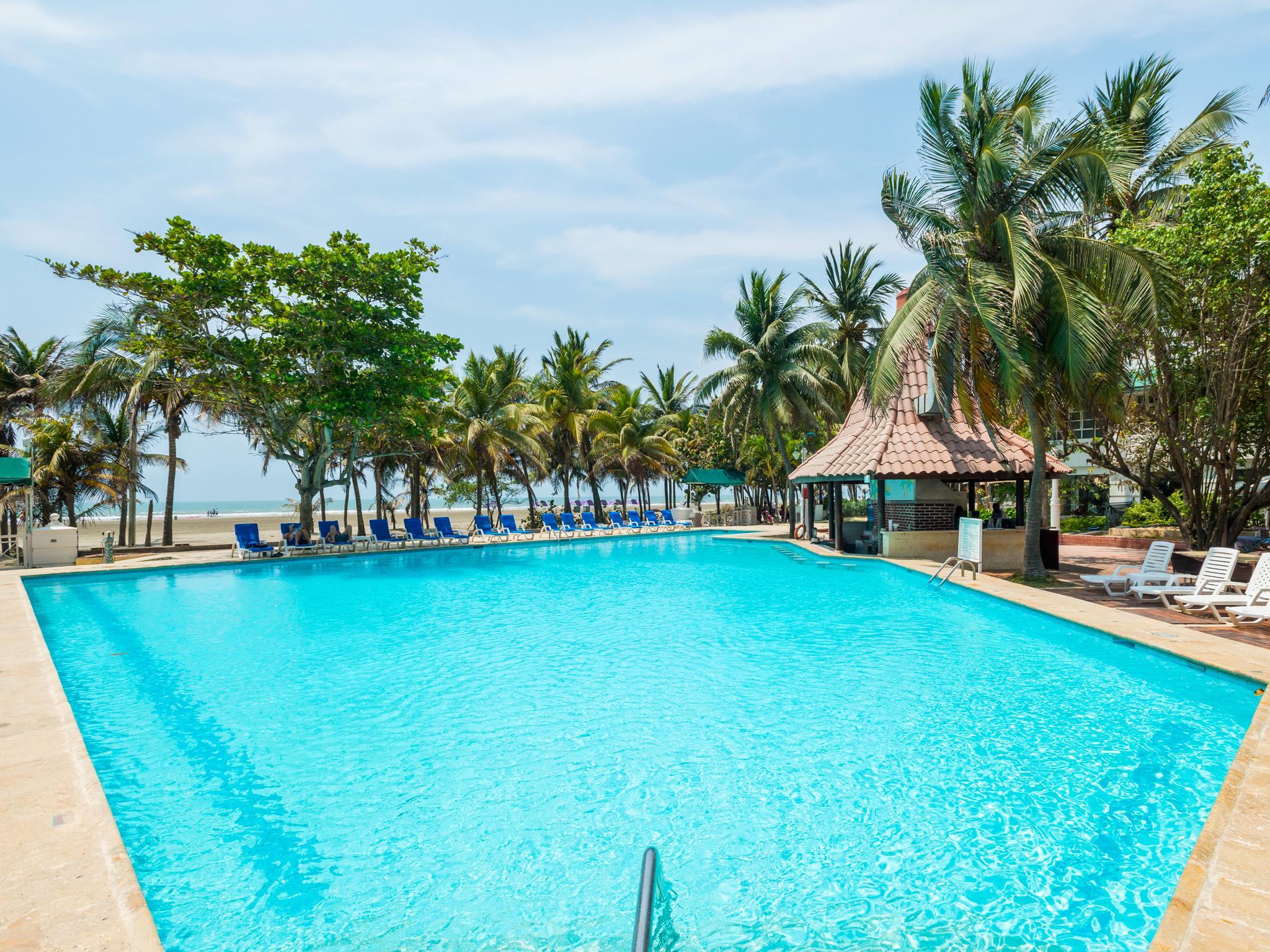 Hotel Las Americas Casa De Playa Cartagena Екстер'єр фото The pool at the Palm Beach Hotel